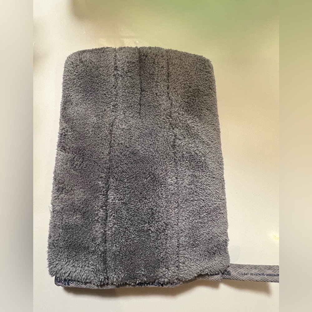 Norwex Bathroom Scrub Mitt - Picture 4 of 4